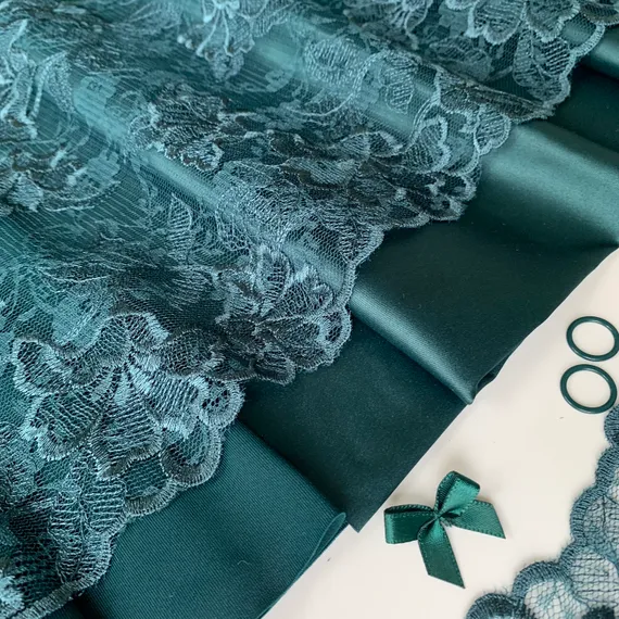 Вышивка на сетке изумруд 20 см