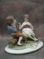 Статуэтка. Фарфор. Дети с маскарадной маской. Capodimonte. Италия