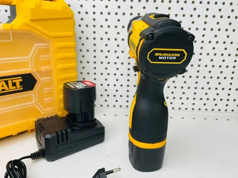 Шуруповерт бесщеточный аккумуляторный со стальным патроном DeWALT 18В