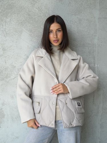 Бежевая комбинированная куртка с манишкой