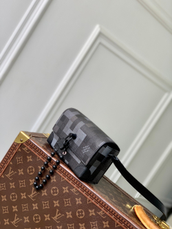 Louis Vuitton Steamer Wearable Wallet