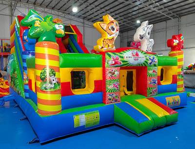 Коммерческий надувной батут «Звериный мир» с горкой и аркой, 6*5*4.2 м.