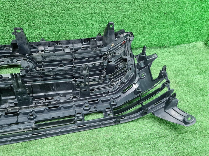 Решетка радиатора Toyota Land Cruiser 300 (21-нв)