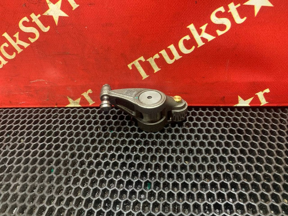 Коромысло впускного клапана 2023г.