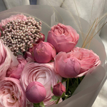 Букет из кустовой розы Сильва Пинк и ранункулюсов. Авторский букет Chalet Green