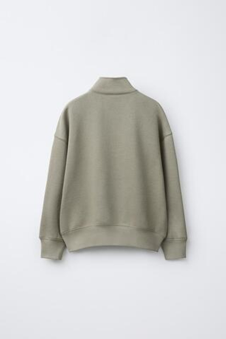 ZARA БАЗОВАЯ ТОЛСТОВКА С НАШИВКОЙ, ОЛИВКОВЫЙ