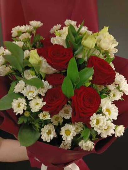 Букет из роз и ромашек