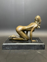 Бронзовая скульптура «Девушка на камне»