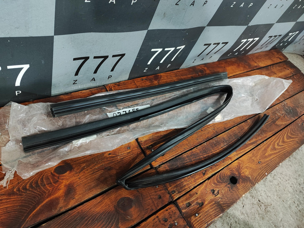 Уплотнитель стекла двери Toyota RAV4 V (XA50) 18-нв Б/У Оригинал 6814242061