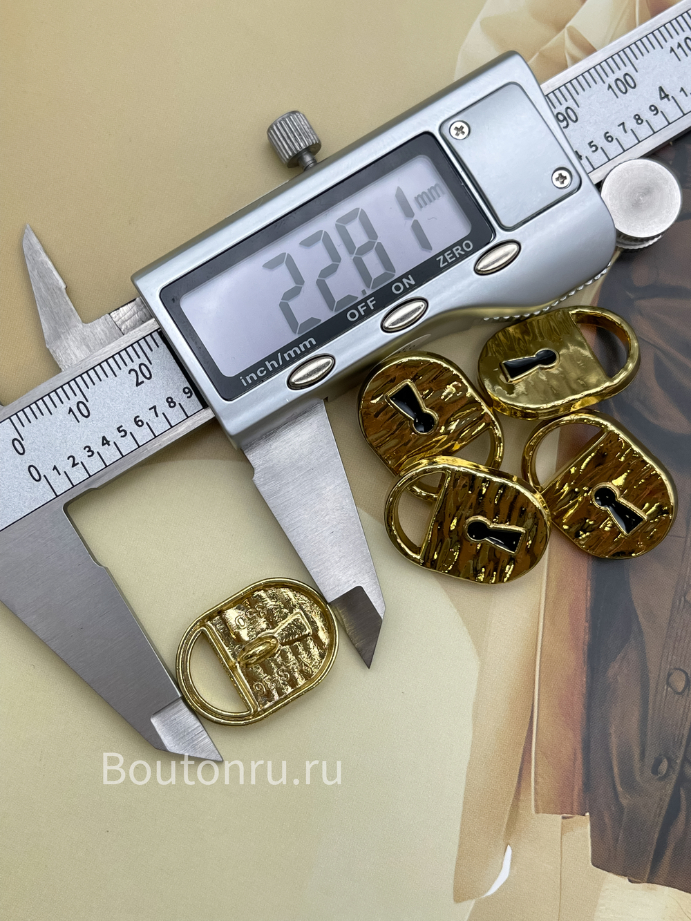 Пуговицы Скиапар. золотистые с черной эмалью "Замочек"