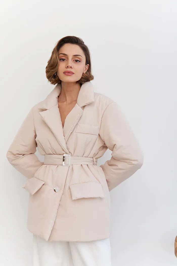 Куртка-пиджак на поясе цвета экрю