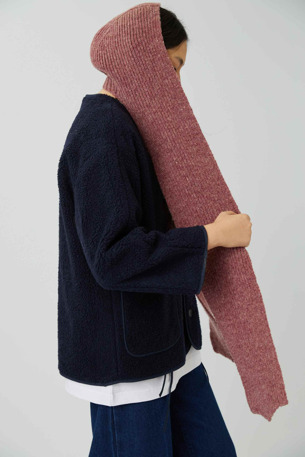 Шарф с капюшоном брусничного цвета