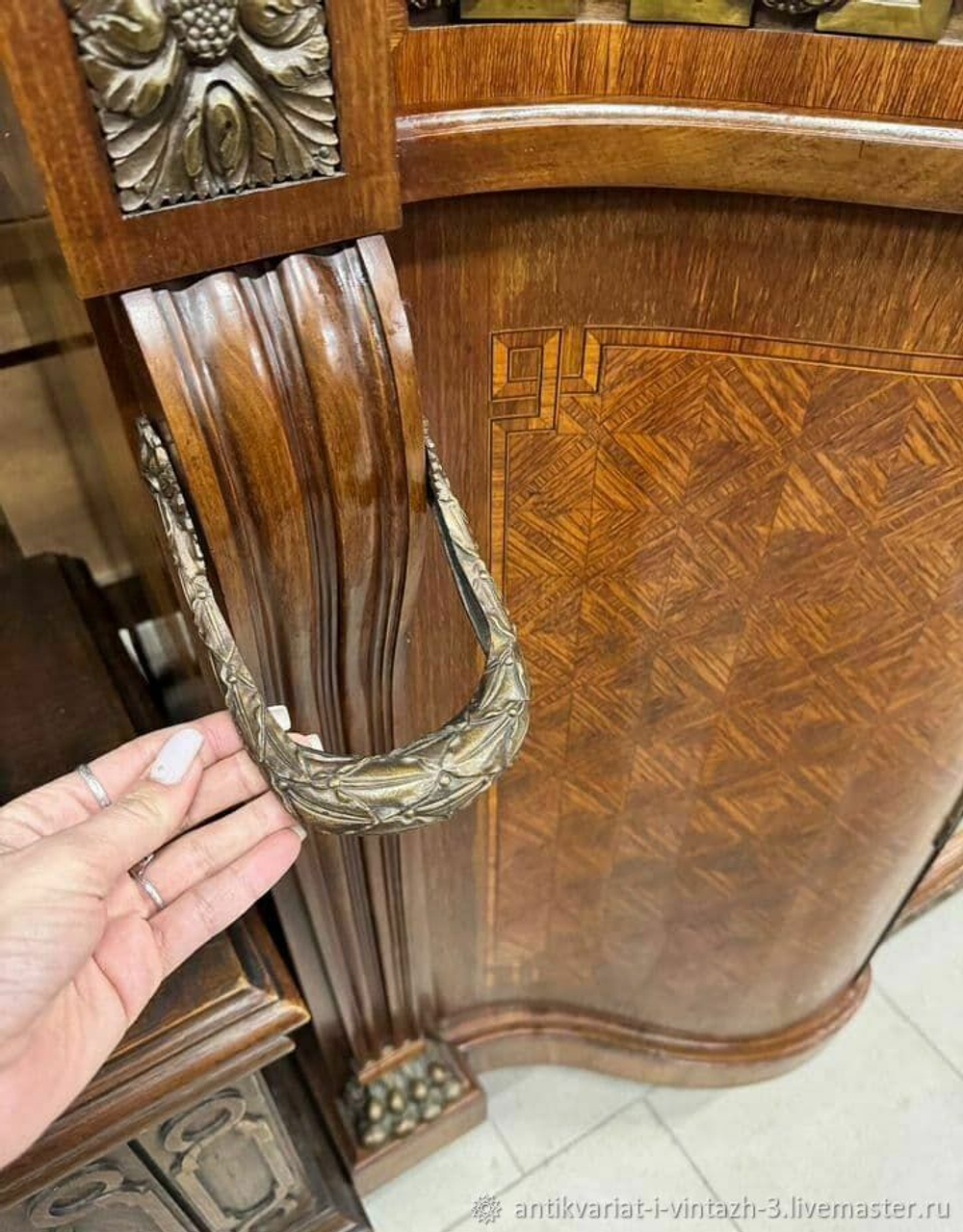 Старинный большой комод с мрамором