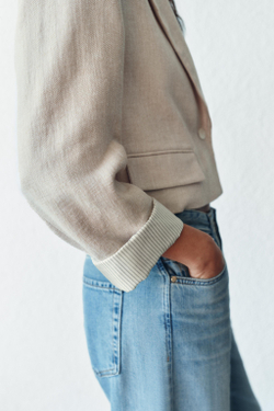 ZARA УКОРОЧЕННЫЙ БЛЕЙЗЕР ИЗ СМЕСОВОГО ЛЬНА С ПОДПЛЕЧНИКАМИ, СВЕТЛО-БЕЖЕВЫЙ