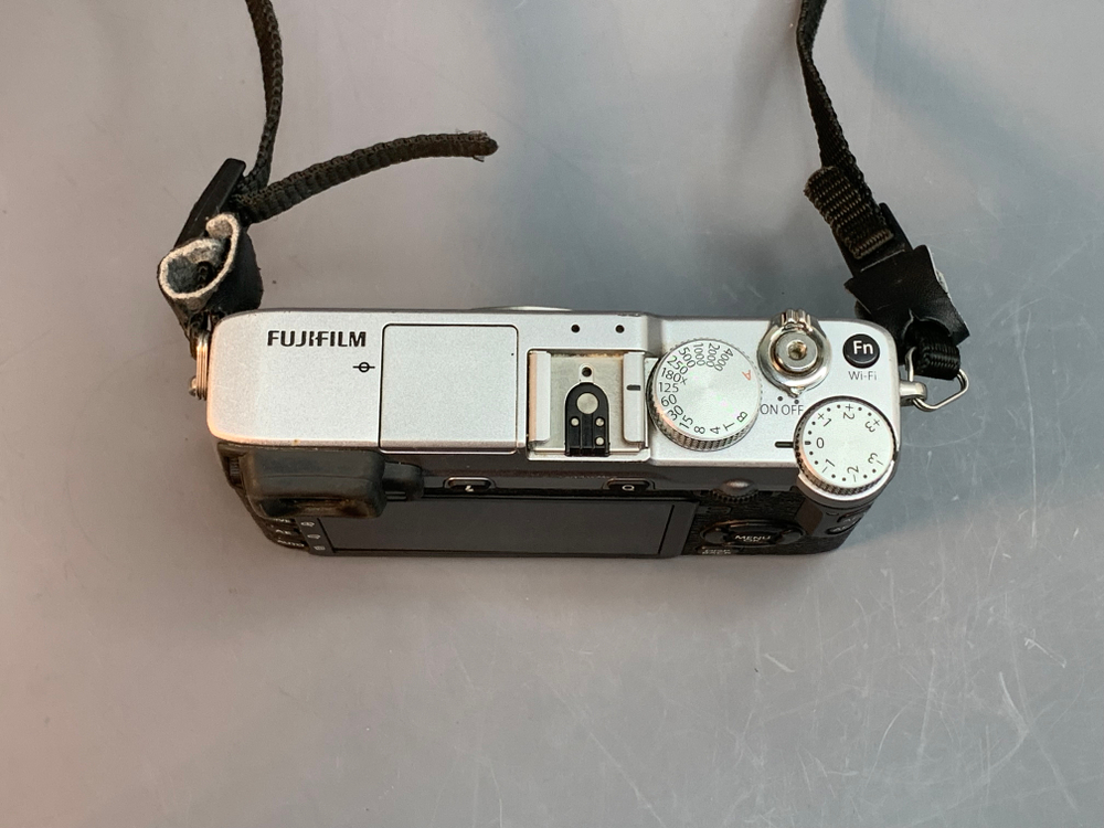 Fujifilm X-E2S внизу небольшой скол на корпусе