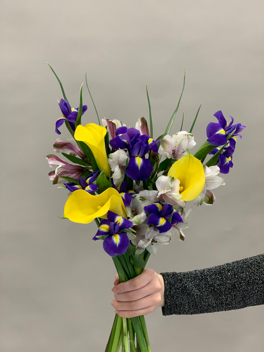 Букет цветов Каллы с ирисами