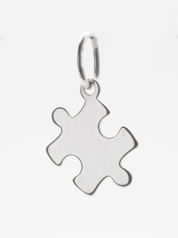 Фотография кулона пазл на светлом фоне