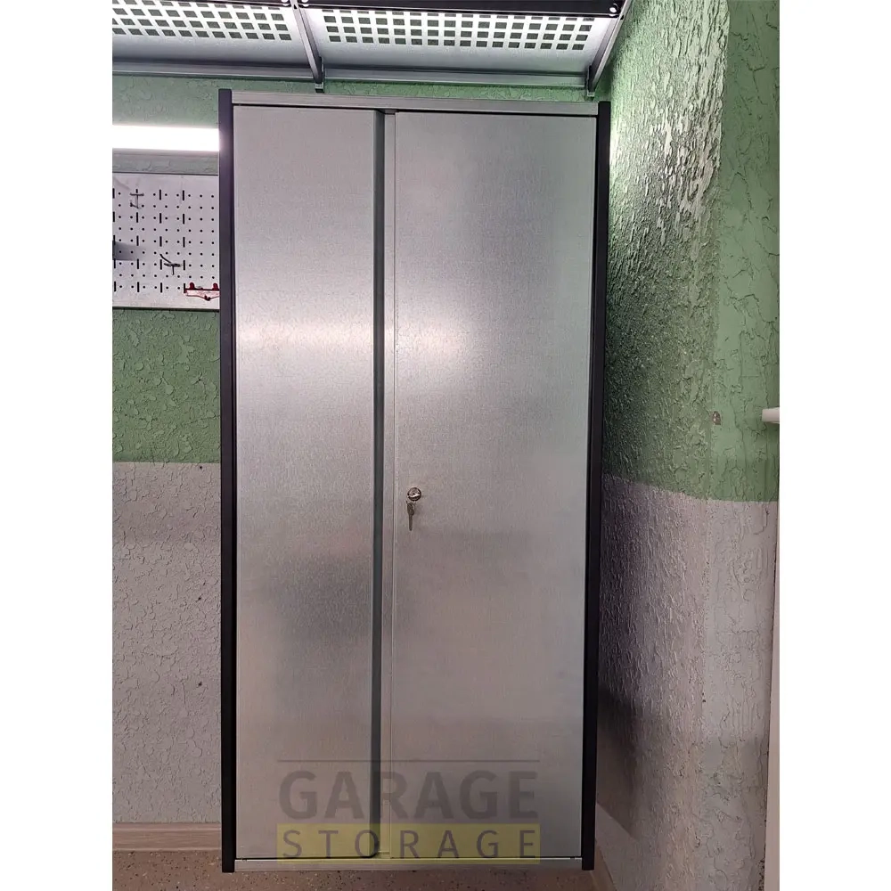 Навесной металлический шкаф системы IF 600х1200 мм, установленный на стене в гараже, оцинкованные фасады.