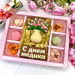 Шоколадный подарок "С Днём медика. Ваза с тюльпанами": шоколадка-надпись и 6 конфет ручной работы
