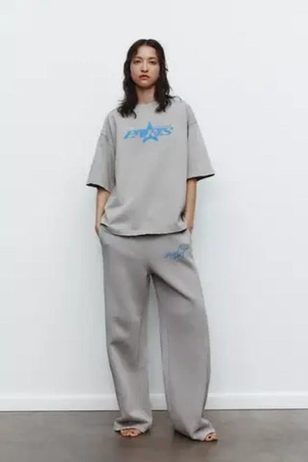 ZARA ФУТБОЛКА С ЭФФЕКТОМ ПОТЕРТОСТИ И НАДПИСЬЮ, СЕРЫЙ