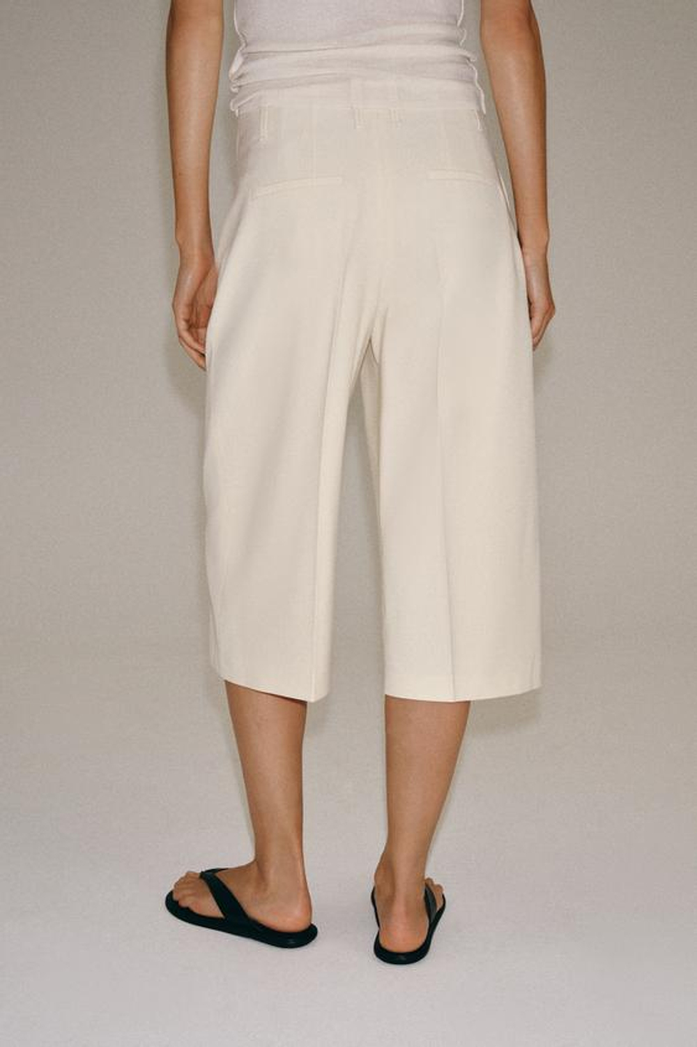 ZARA ПРЯМЫЕ ШОРТЫ С ЗАЩИПАМИ — ZW COLLECTION, БЕЖЕВЫЙ