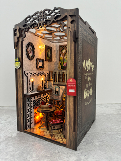 Уютный зал с камином