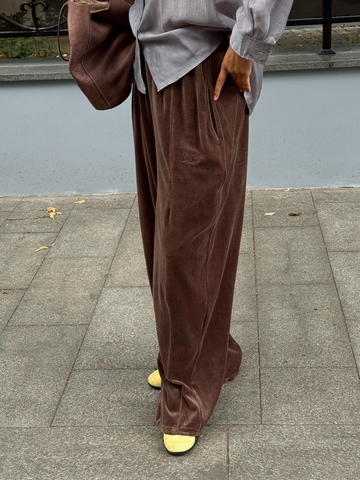 Шоколадные спортивные брюки из велюра