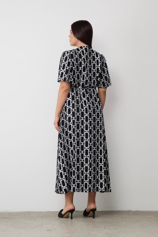 Платье-трапеция на запах, геометричный принт, черный