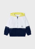 толстовка с брюками и футболкой