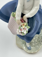 Фигурка Девочка с корзиной цветов Lladro 1983 год