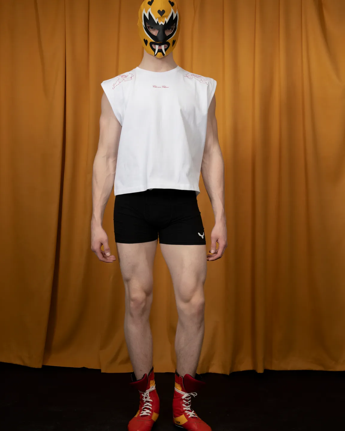 Белая футболка без рукавов 