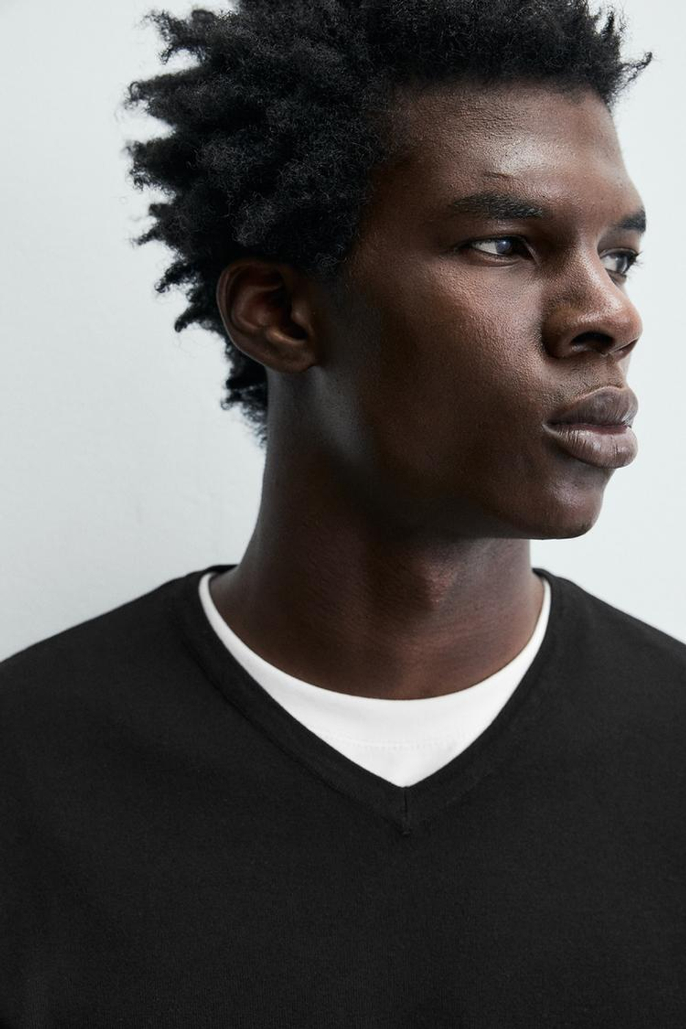 ZARA БАЗОВЫЙ ДЖЕМПЕР С V-ОБРАЗНЫМ ВЫРЕЗОМ, ЧЕРНЫЙ