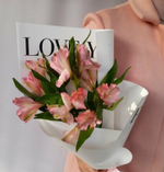 Нежный букетик из розовых альстромерий (3 веточки) в стильной белой упаковке, 50 см