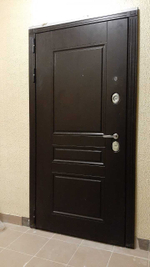 Дверь входная Лабиринт Мегаполис 01 - Беленый дуб, стекло черное металлическая