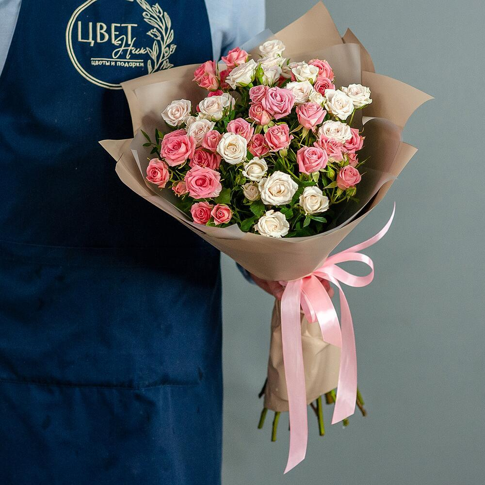 Букет кустовых роз в нежных тонах
