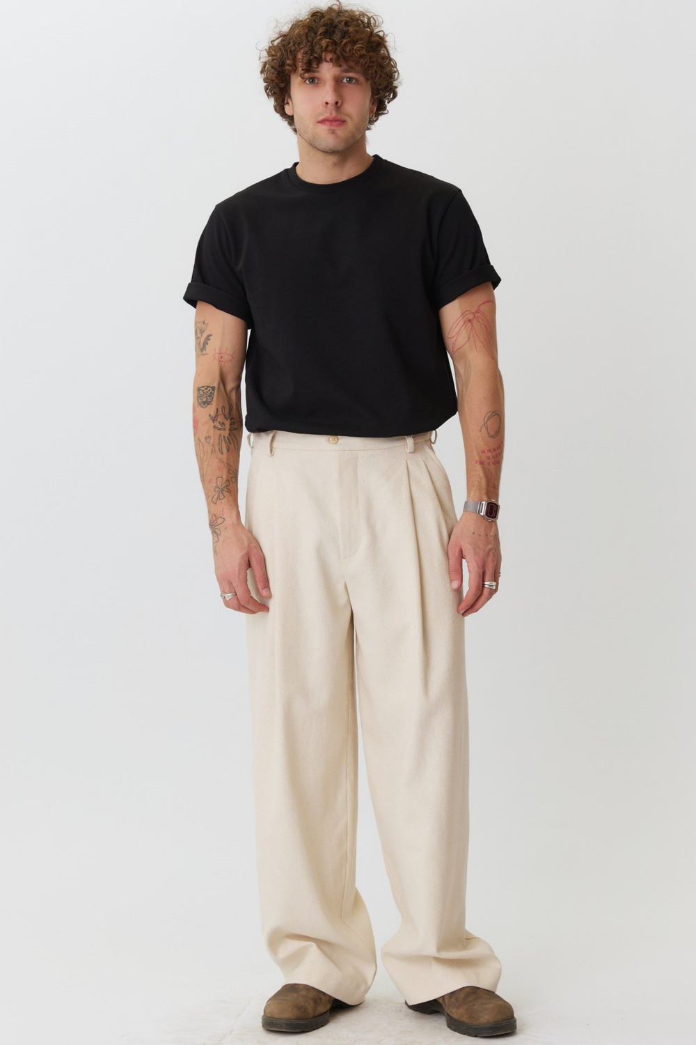 Брюки мужские со складками из молочного жаккарда