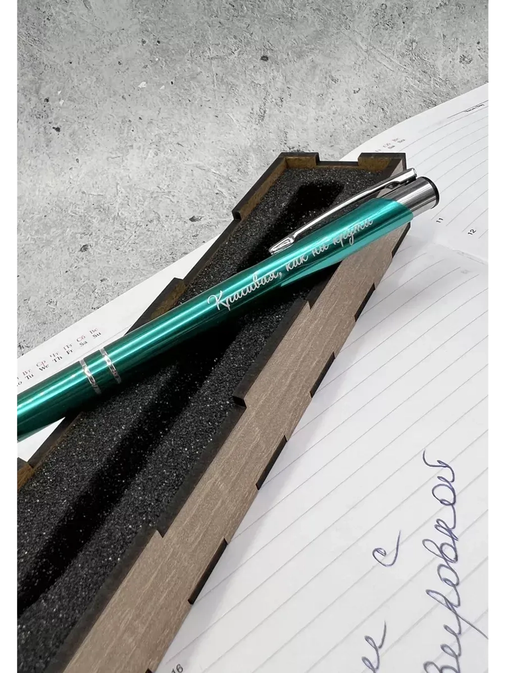 Ручка металлическая с гравировкой "Красивая, как ни крути"