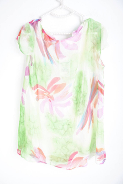 Блузка приятной расцветки, визуально на 50 размер