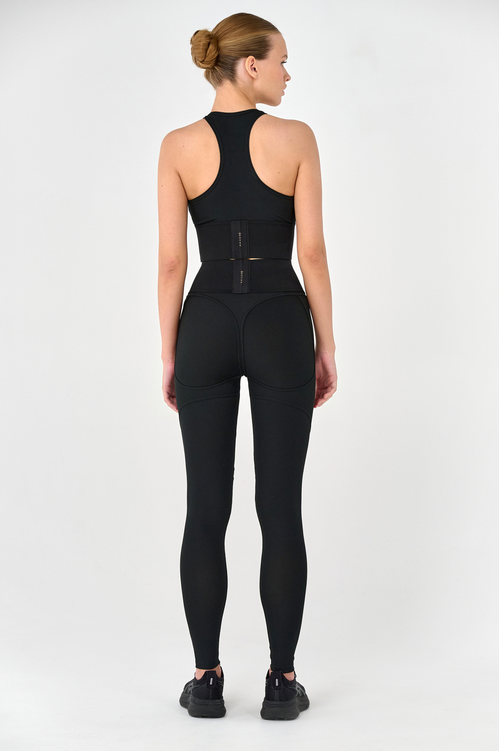 Топ-бра фигурным декольте с чашками с сеткой