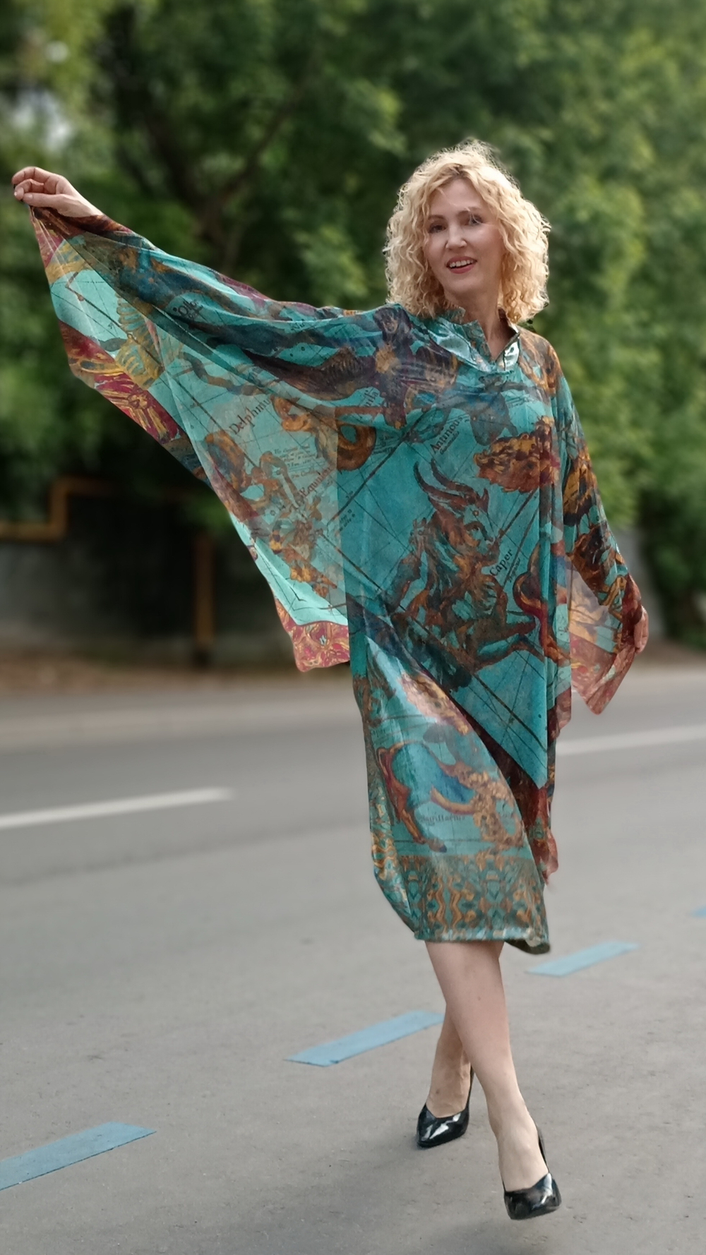 Накидка-пончо из сетки "Парад созвездий" по мотивам карт из атласа звездного неба Globi coelestis