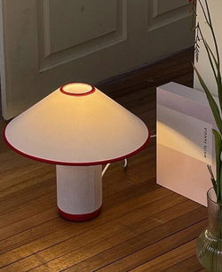 Элегантный настольный светильник в современном стиле.