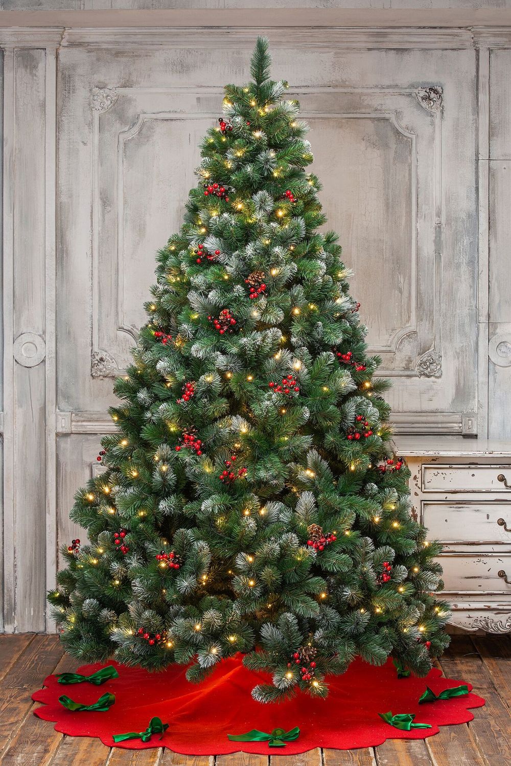 Заснеженная елка с гирляндой «Очарование» с шишками и ягодами (леска+пвх) от 1,8 м до 2,4 м