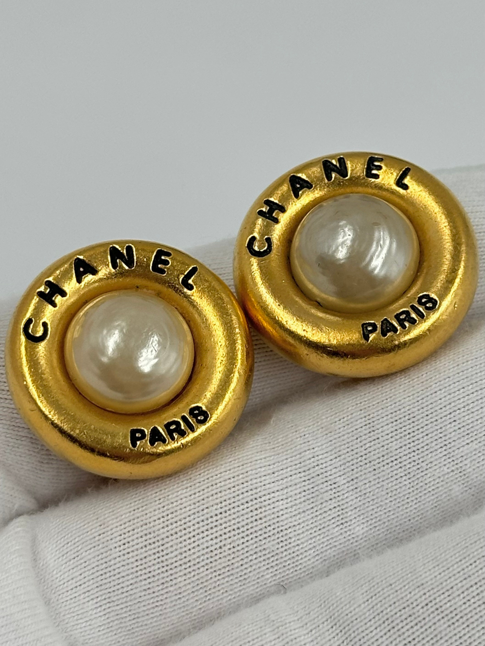 Клипсы с «жемчугом» Chanel