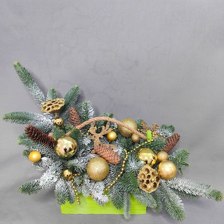 Новогодняя композиция в деревянном ящике