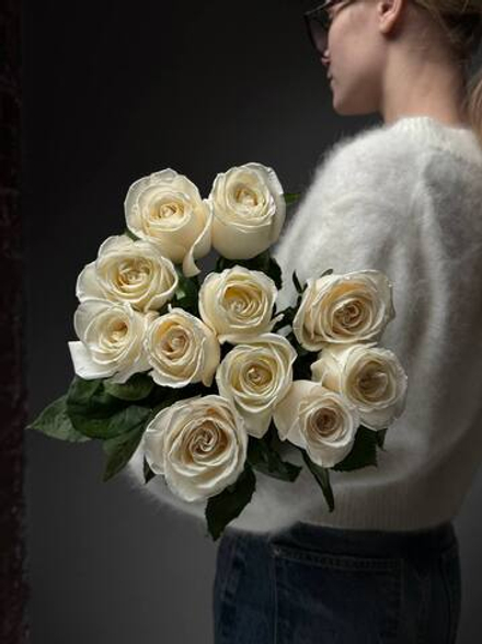 Букет из 11 белых пионовидных роз под ленту