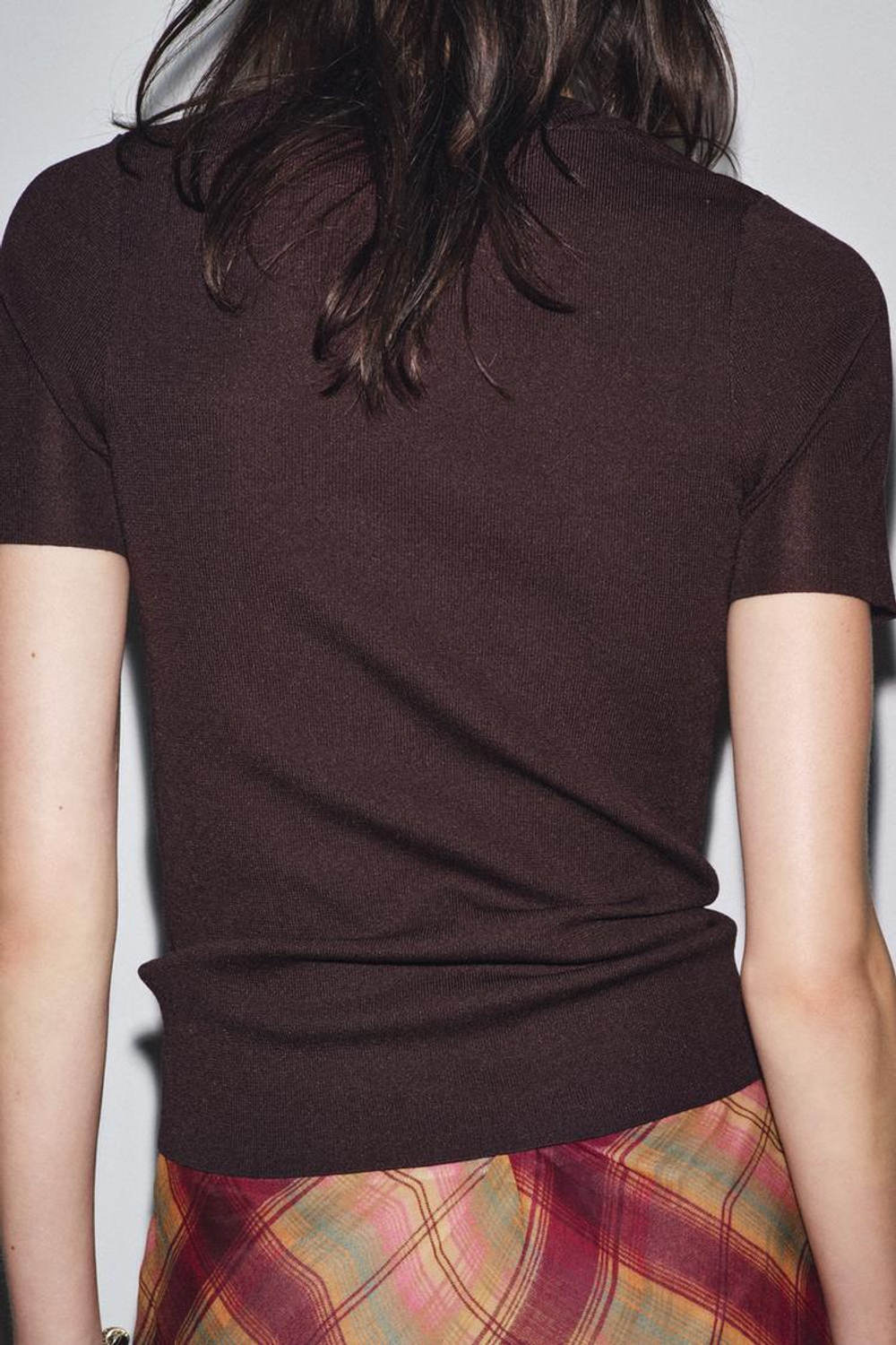 ZARA ОДНОТОННЫЙ ТРИКОТАЖНЫЙ ТОП С КОРОТКИМИ РУКАВАМИ, БАКЛАЖАННЫЙ