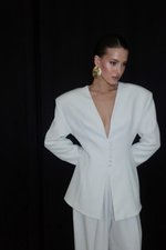 Пиджак приталенный с объемными плечами