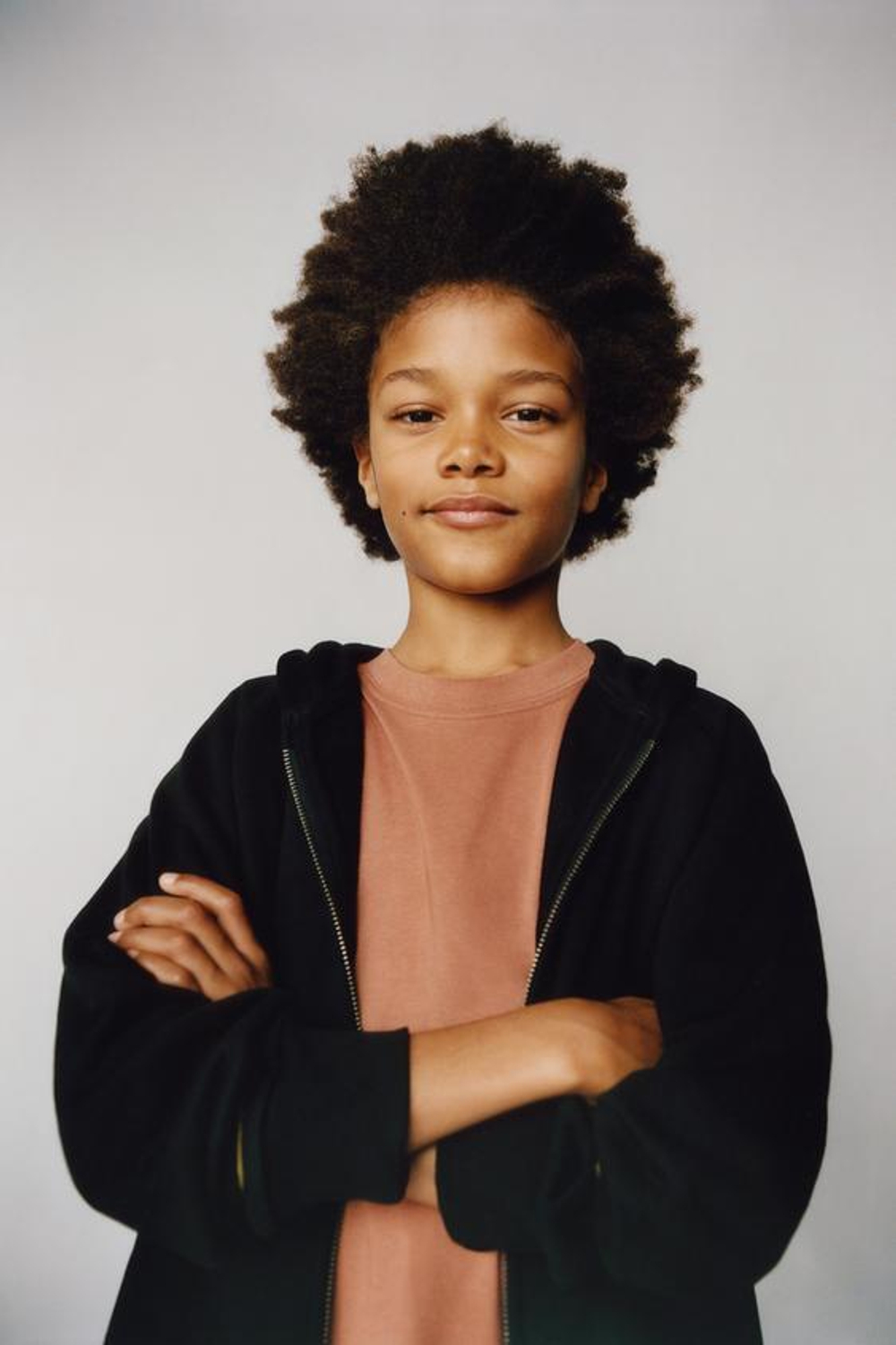 ZARA ФУТБОЛКА ИЗ ПЛОТНОГО ДЖЕРСИ С ПРОРЕЗИНЕННОЙ НАШИВКОЙ, ЛОСОСЕВЫЙ