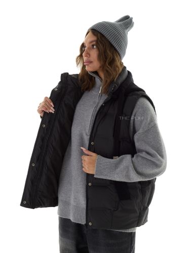 Черный пуховый жилет с вязаным капюшоном