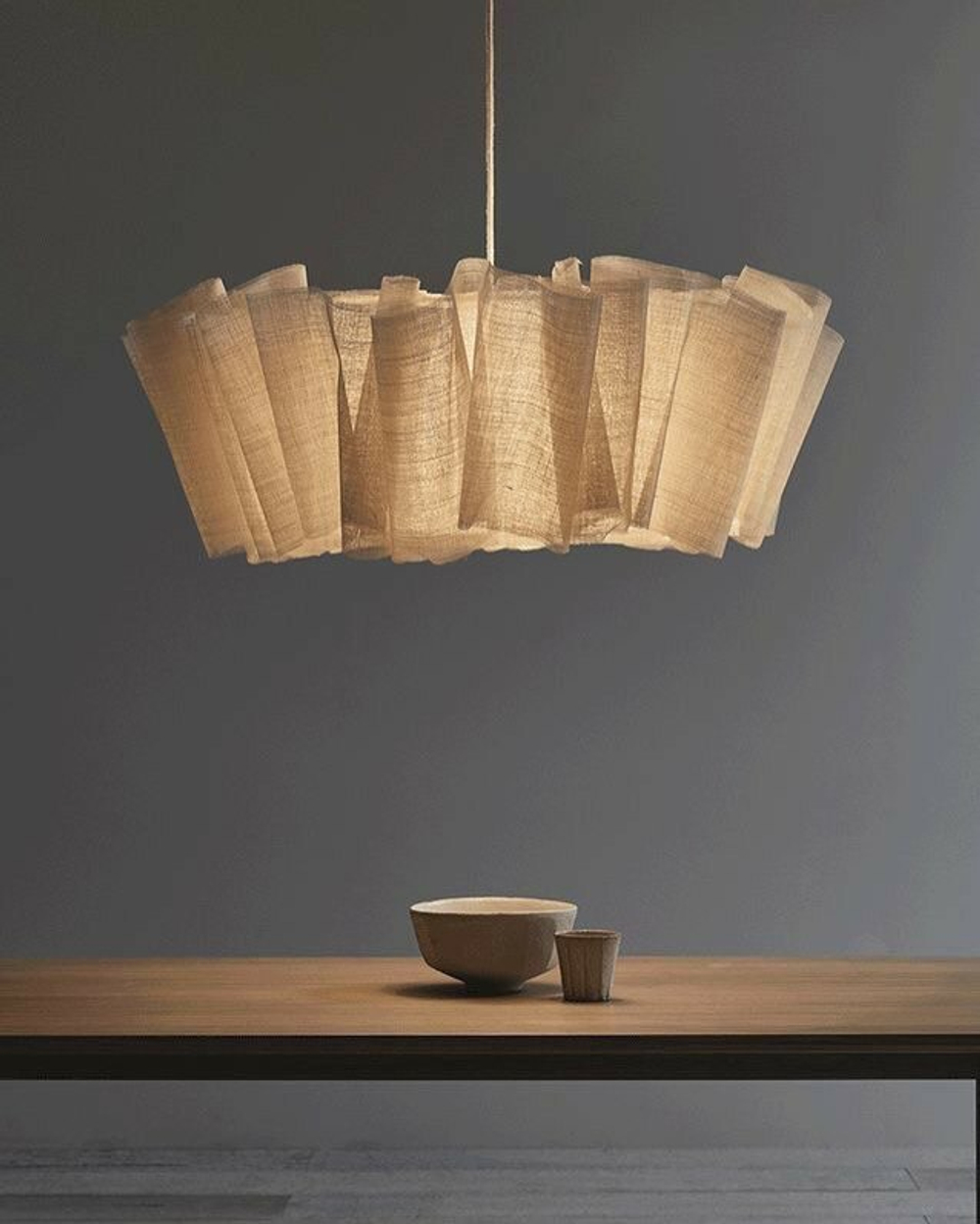 Лаконичный подвесной светильник с мягким текстильным абажуром и теплым рассеянным светом✨